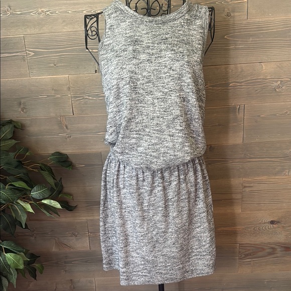 Banana Republic Dresses & Skirts - Banana republic, black, and white heathered sleeveless dress